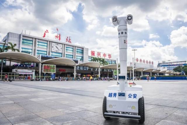 国内首款5G巡逻机器人亮相广州火车站插图(1)